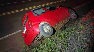 Motorista fica ferido após carro bater em barranco na PR-239