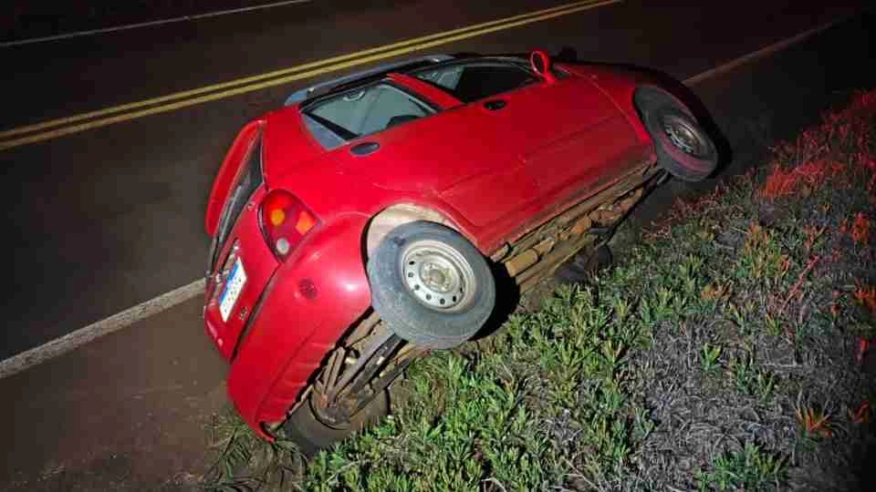 Motorista fica ferido após carro bater em barranco na PR-239
