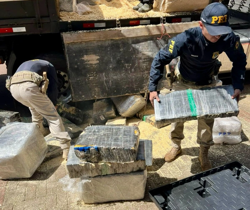 PRF apreende 2,6 ton de maconha durante fiscalização de freios em veículos de carga em Cascavel
