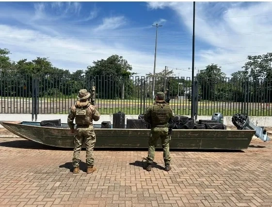 Veiculo, embarcação e cigarros apreendidos no interior de Mercedes
