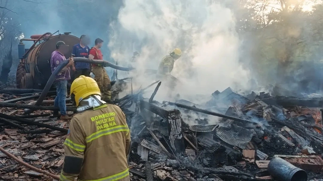 Incêndio destrói barracão centenário e mata animais no interior de Toledo