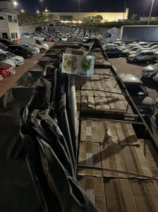 PF e BPFron apreendem 35 mil pacotes de cigarros contrabandeados e prendem jovem no interior de Toledo