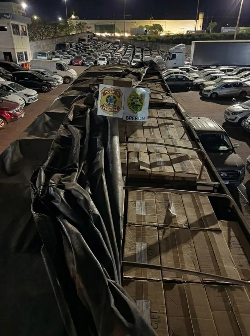 PF e BPFron apreendem 35 mil pacotes de cigarros contrabandeados e prendem jovem no interior de Toledo
