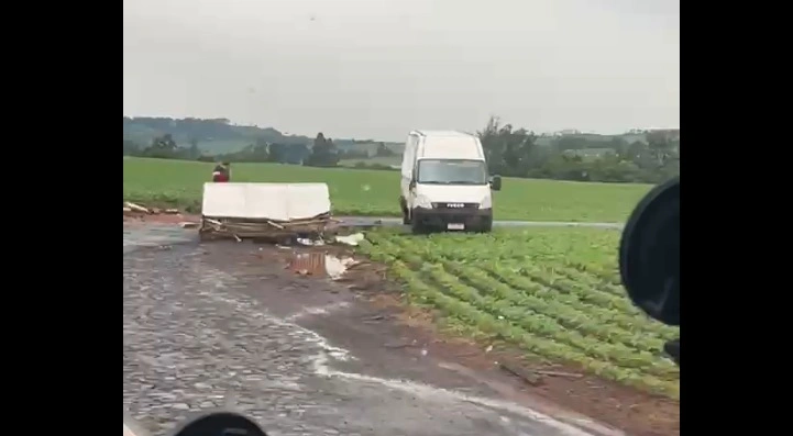 Van colidi contra ponto de ônibus entre Entre Rios e São Clemente