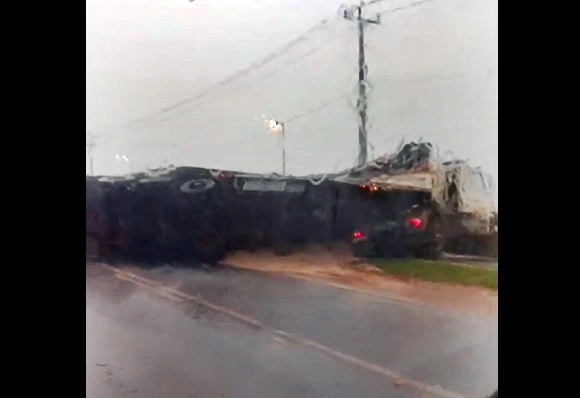 Acidente com Carreta interdita parcialmente rodovia Pato Bragado – Entre Rios do Oeste