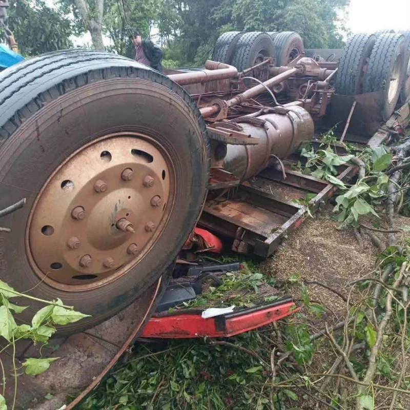 Morador de Maripá morre e outro fica ferido após caminhão carregado de canola tombar na PR-487