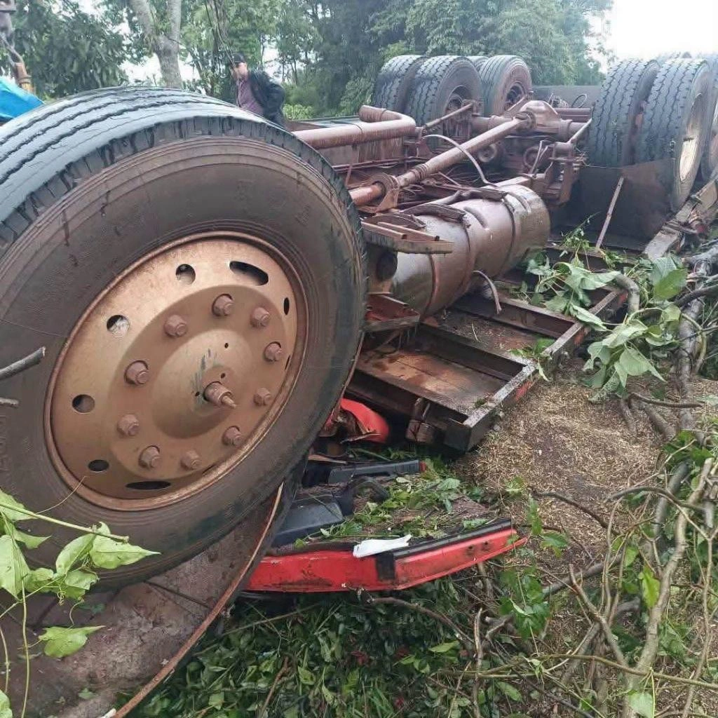 Morador de Maripá morre e outro fica ferido após caminhão carregado de canola tombar na PR-487