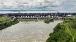 Itaipu fecha vertedouro após 26 dias e mantém controle da cheia do rio Paraná