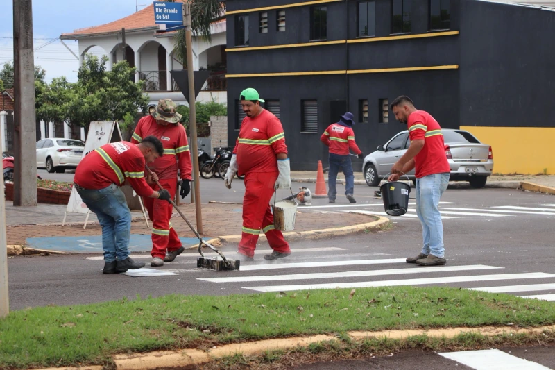 Trecho da avenida Rio Grande do Sul recebe pintura termoplástica