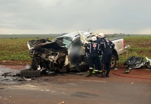 Motorista de 37 anos morre em grave acidente entre caminhonete e carreta na PR-239, entre Assis Chateaubriand e Toledo