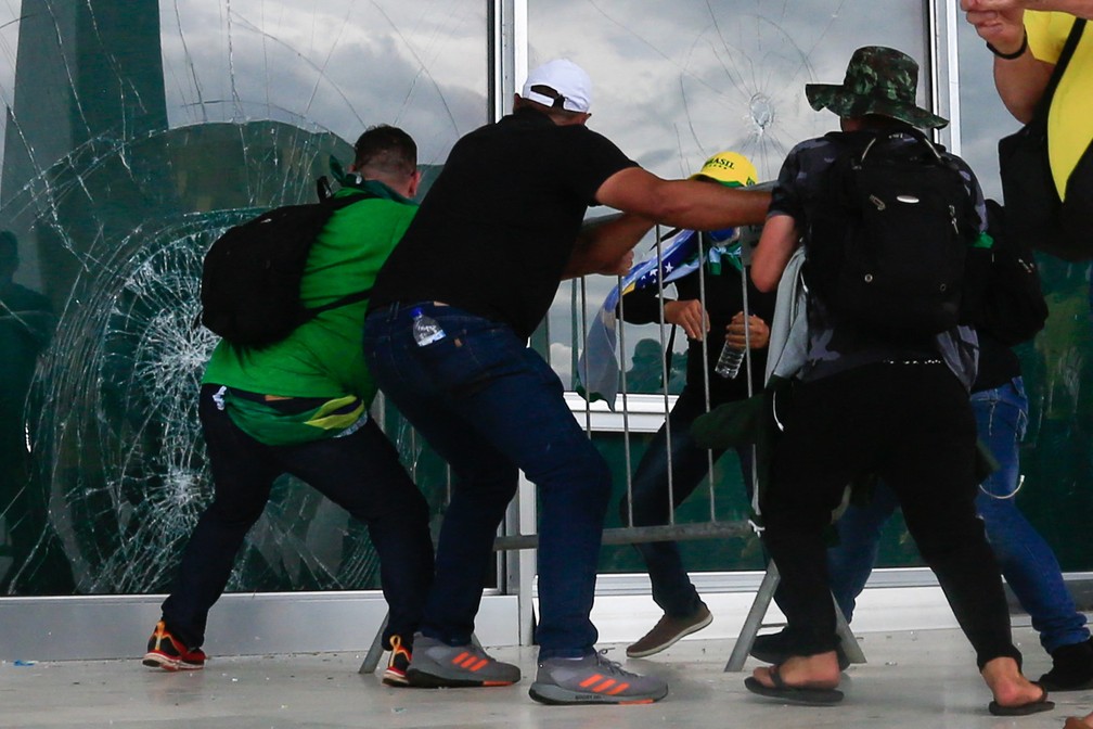 Vândalos quebram janelas do Palácio do Planalto durante atos criminosos em Brasília — Foto: Sergio Lima/AFP