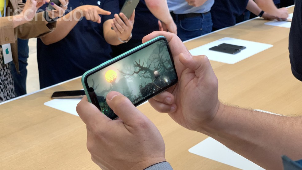 Representantes dizem que o iPhone 11 mantém alto desempenho gráfico por tempo prolongado — Foto: Thássius Veloso/TechTudo