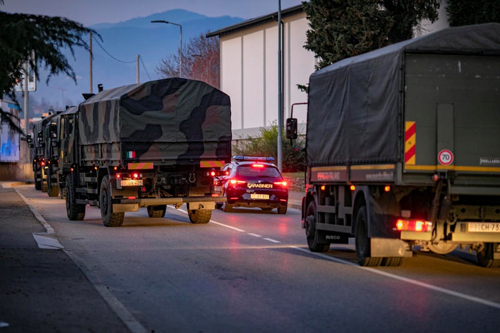 Caminhões de exército utilizados para levar corpos da Covid-19 na Itália nesta quinta-feira (19) — Foto: Sergio Agazzi.Fotogramma via Reuters