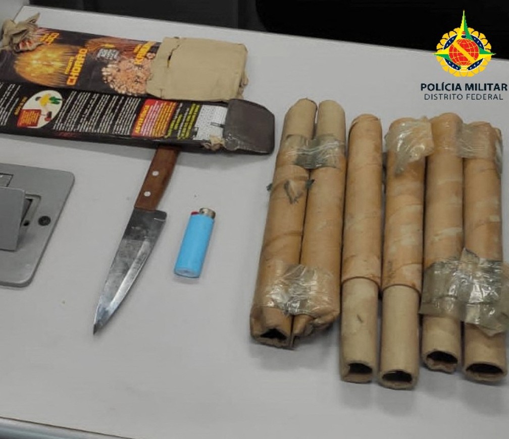 Fogos de artifício e uma faca apreendidos de um criminoso durante atos violentos em Brasília são expostos pela polícia — Foto: PMDF via Reuters