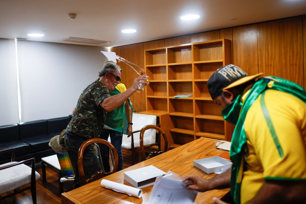 Radicais invadem salas e depredam Planalto e Congresso em Brasília — Foto: Adriano Machado/Reuters