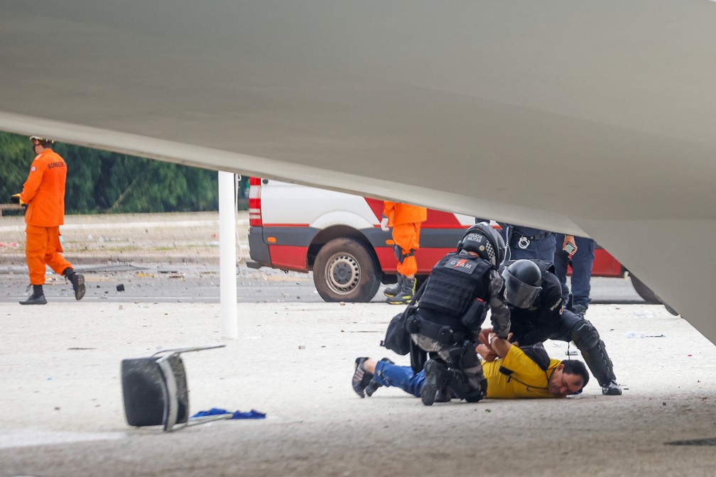 Criminoso é detido por policiais durante atos de vandalismo em Brasília — Foto: Adriano Machado/Reuters