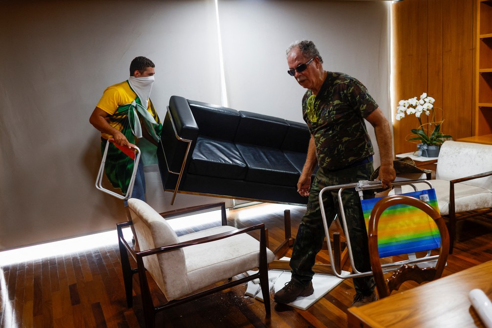 Pessoas em invasões ilegais em prédios de Brasília durante este domingo (8) — Foto: Adriano Machado/Reuters