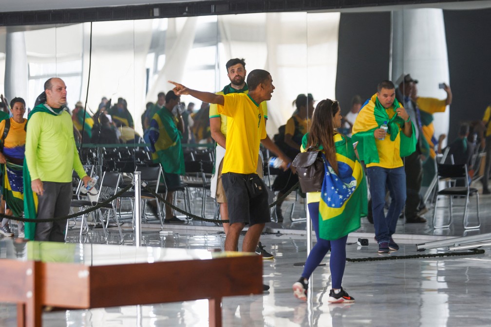 Pessoas em invasões ilegais em prédios de Brasília durante este domingo (8) — Foto: Adriano Machado/Reuters