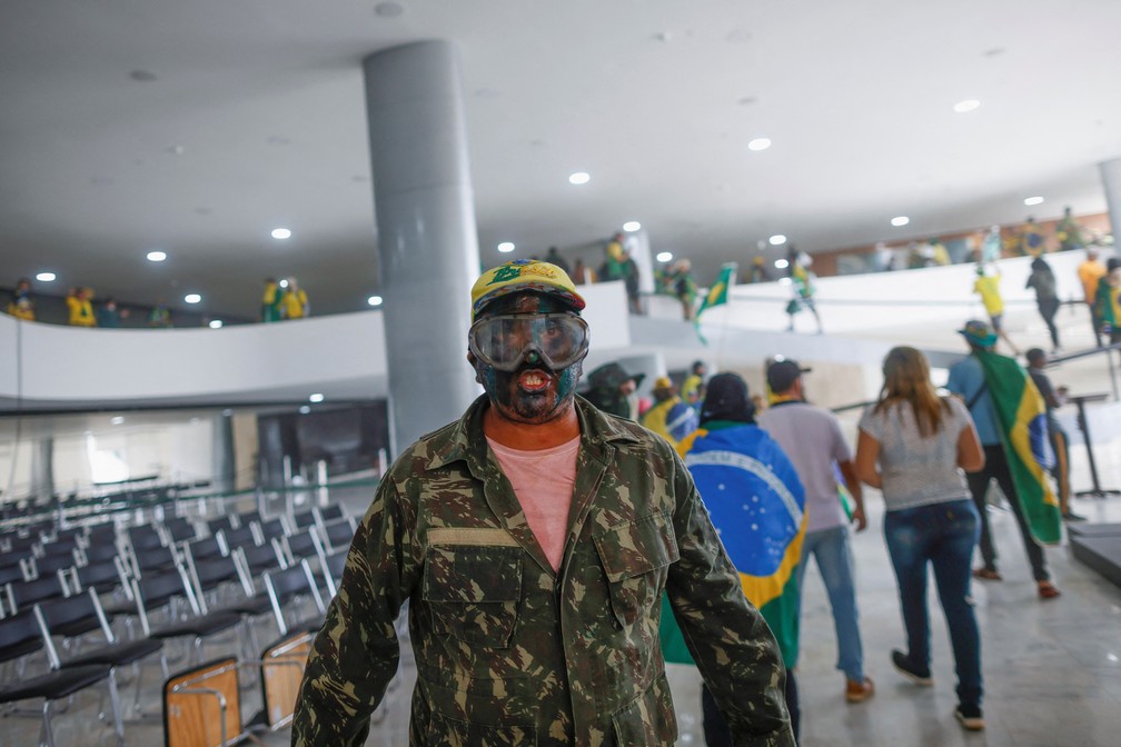 Pessoas em invasões ilegais em prédios de Brasília durante este domingo (8) — Foto: Adriano Machado/Reuters