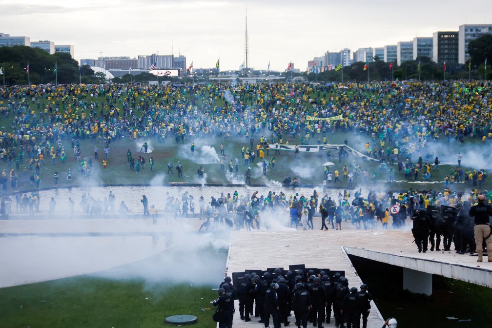 Polícia enfrenta criminosos durante ato violento em Brasília — Foto: Adriano Machado/Reuters