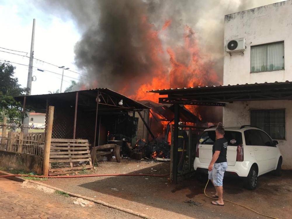Fogo destrói imóvel e estúdio de radio em Mal Rondon