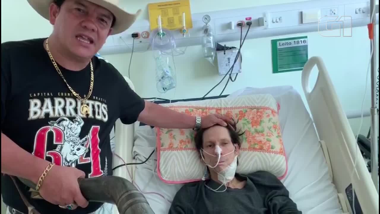 Amigo visita Asa Branca em hospital e toca berrante para o locutor internado