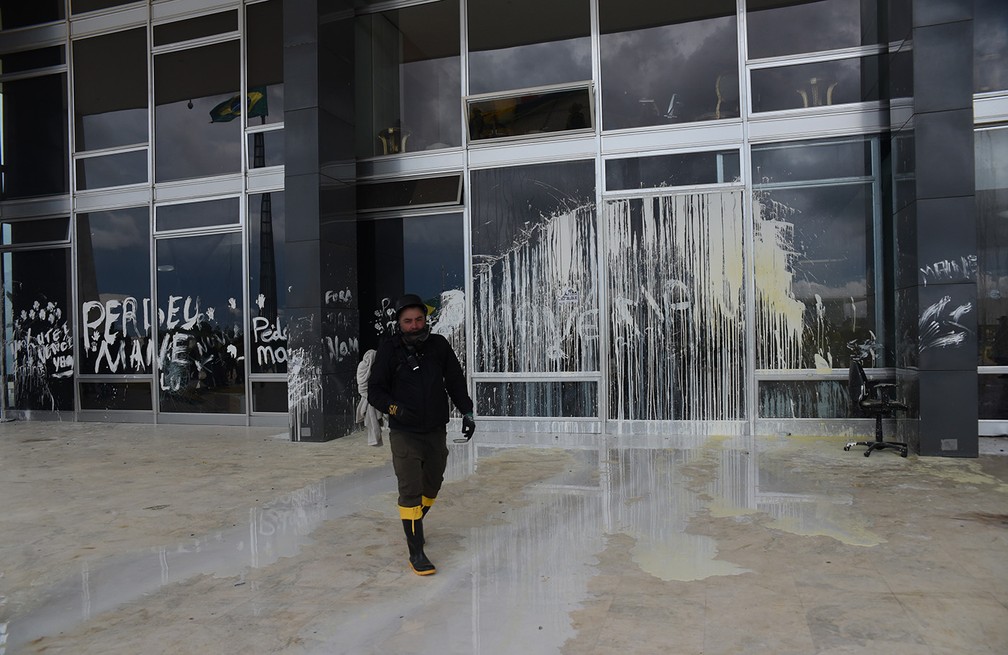Vândalos jogaram tinta e escreveram na fachada do STF durante a invasão — Foto: Ton Molina/Fotoarena via Estadão Conteúdo