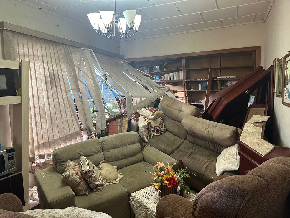 Casa atingida pelos vagões do trem, em Rolândia. — Foto: Vanessa Navarro/RPC