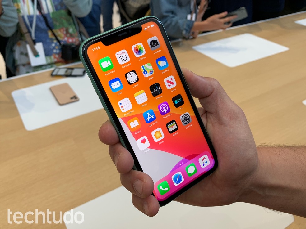 iPhone 11 tem tela LCD de 6,1 polegadas — Foto: Thássius Veloso/TechTudo