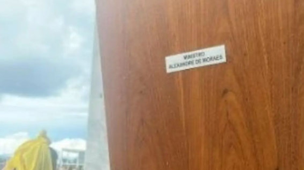 Porta com nome do ministro Alexandre de Moraes é arrancada no STF — Foto: Reprodução