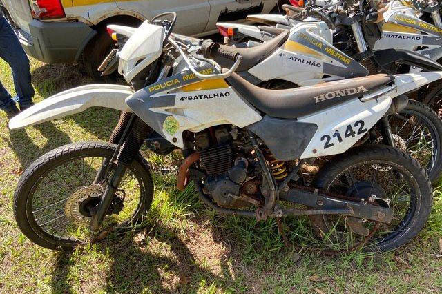 normal_0104230001631277023 Veículos inservíveis para uso policial, mas que ainda servem para uso comum, serão leiloados pela Polícia Militar do Paraná. São ofertados 258 automóveis, motocicletas e vans que estão nos pátios das unidades da PM nas regiões Noroeste e Oeste do estado. - Curitiba, 04/10/2021 - Foto: SESP-PR