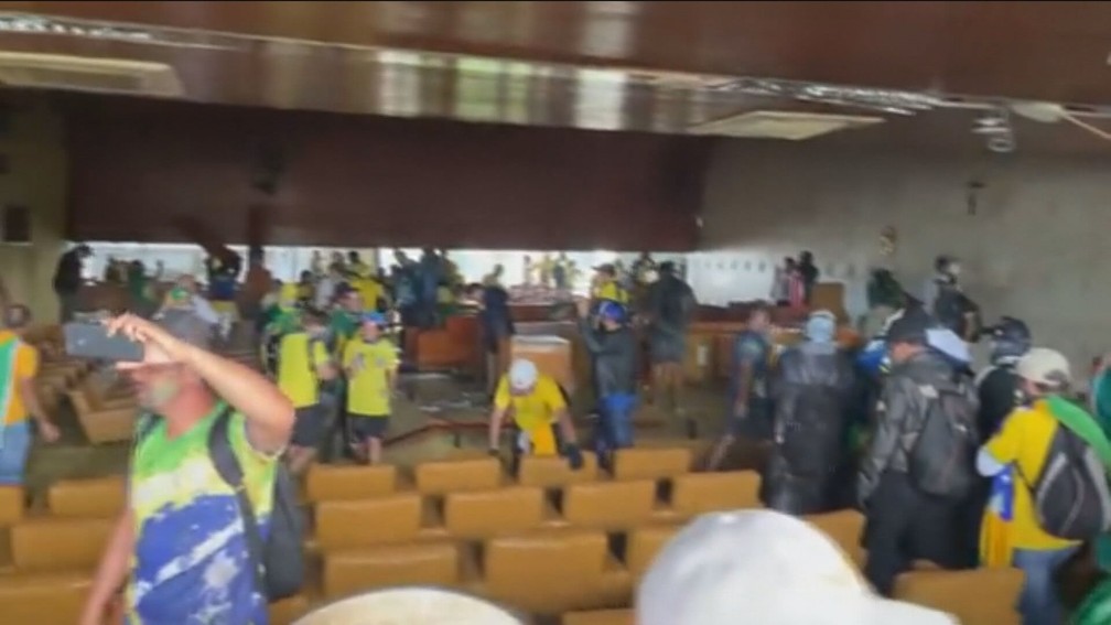 Bolsonaristas radicais invadem o STF, depredam salões e fazem vídeos — Foto: Reprodução/GloboNews