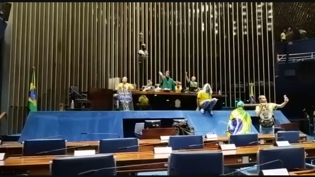 Vândalos invadem Senado — Foto: Reprodução/GloboNews