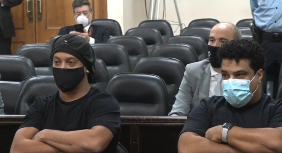 Ronaldinho Gaúcho e Assis durante audiência — Foto: Divulgação