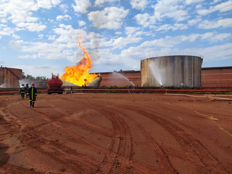 Reservatório com 5 milhões de litros de etanol em usina de MS explode. — Foto: Corpo de Bombeiros/Divulgação