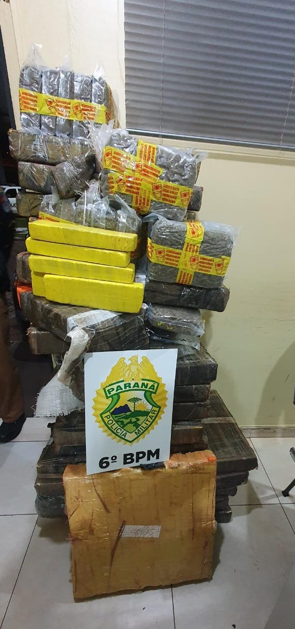 Apreensão de quase uma tonelada de maconha ocorreu em dois bairros de Cascavel, na madrugada deste domingo (13) — Foto: PM/Divulgação