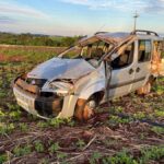Ao tentar ultrapassar em faixa dupla, condutora sai da pista e capota carro na 182 em Maripá
