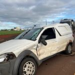 Fiat Strada atravessa trevo de Maripá e condutor fica ferido após colisão contra caminhão