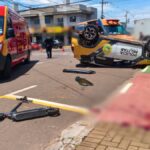 Viatura da PM capota após colisão no Centro de Toledo e atinge jovem em patinete; vítima está em estado grave