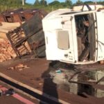 Caminhão com madeira tomba próximo ao Portal de Marechal Rondon
