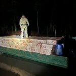 Homem é preso com barco carregado com 400 caixas de cigarros em Guaíra