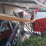 Ônibus com 10 passageiros colide com carro e atinge cerca de residência em bairro de Toledo