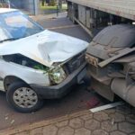 Carreta descontrolada bate em veículos estacionados em rua de Toledo