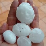 Ventos fortes e granizo provocam diversos estragos na região. Assista aos vídeos