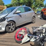 Jovem de 18 anos resulta com suspeita de fratura após grave acidente entre carro e moto no centro de Marechal Rondon