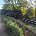 Carreta tomba na BR-163 em Mercedes e condutor fica ferido