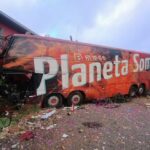 Uma pessoa morre e sete ficam feridas após carro bater de frente com ônibus de banda de SC que voltava de show no PR