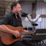 Cantor morre após ser baleado em briga de trânsito no Paraná