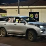 Hilux com placas falsas e carregada com cigarros é apreendida pela PM