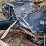 Carro capota na entrada do Paraguai